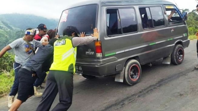 Unik! Ada Satgas Ganjal Ban di Karanganyar, Bawa 'Senjata Palu Thor', Fungsinya Ternyata Vital Lho