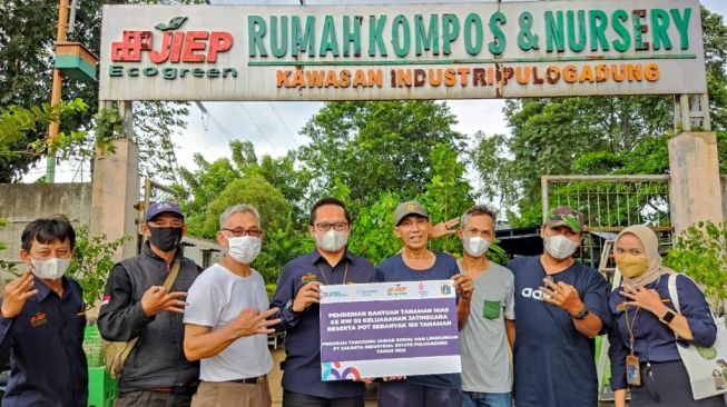 Bagian dari CSR, JIEP Salurkan Ribuan Sembako dan Modal Usaha bagi Warga di Sekitar Kawasan Industri Pulogadung