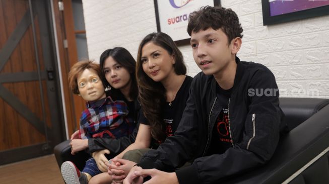 Pemeran film The Doll 3 Montserrat Gizelle, Jessica Mila, dan Zizie Zidane ditemui saat berkunjung ke kantor redaksi Suara.com, Jakarta, Selasa (26/4/2022). [Suara.com/Angga Budhiyanto]