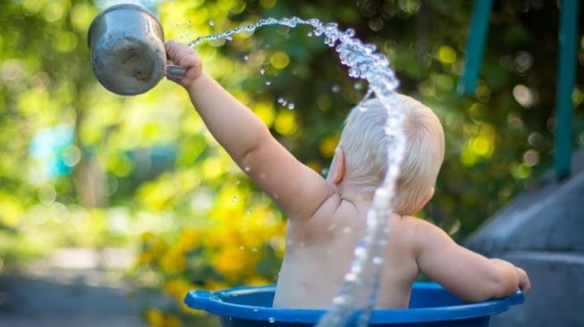 Kapan Waktu Terbaik Hentikan Anak Mandi Air Hangat?