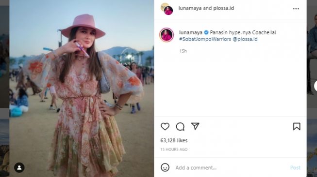 Gaya Luna Maya saat menonton festival musik Coachella. (Instagram/@lunamaya)