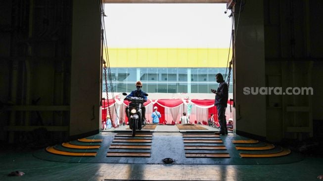 Petugas menaikkan sepeda motor KM Dobonsolo di Pelabuhan Tanjung Priok, Jakarta Utara, Selasa (26/4/2022). [Suara.com/Alfian Winanto]