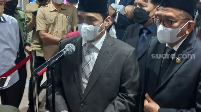 Ketua DPD Gerindra Ahmad Riza Patria (kiri) saat didampingi M Taufik di Gedung DPRD DKI Jakarta. (Suara.com/Fakhri)