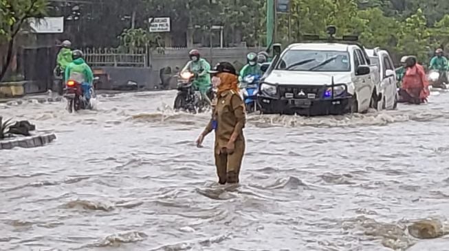 Camat Samarinda Kota Turun Ke Wilayah Banjir di Jalan Basuki Rahmat, Ngaku Terkejut Lihat Tinggi Air