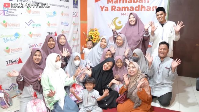 Momen Ria Ricis Kunjungi Anak Panti Asuhan (YouTube/Ricis Official)