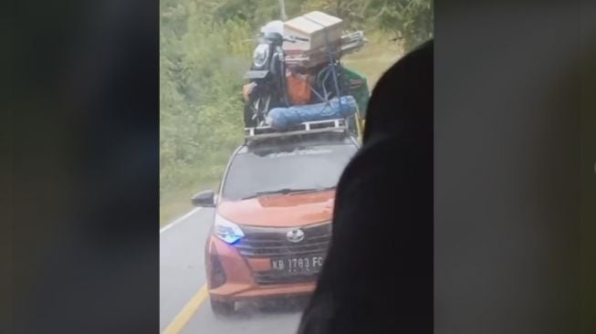 Kocak! Sepeda Motor Diangkut Pakai Mobil, Warganet: Sekalian Aja Rumahnya Bawa Mudik Bang