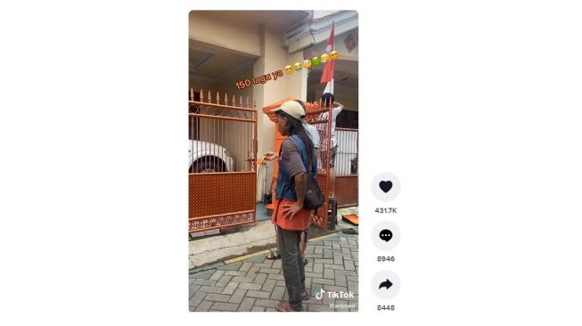 Pengamen ditantang menyanyikan 150 lagu. [TikTok]