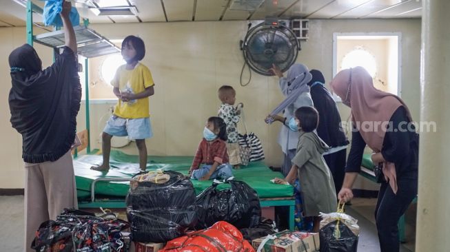 Sejumlah penumpang menaiki KM Dobonsolo di Pelabuhan Tanjung Priok, Jakarta Utara, Selasa (26/4/2022). [Suara.com/Alfian Winanto]