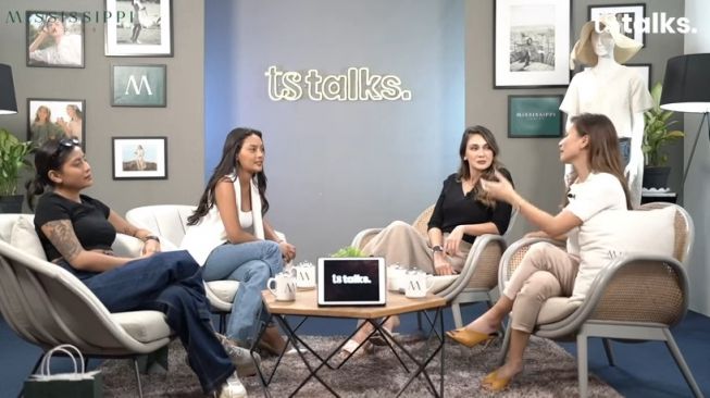 Awkarin, Erika Carlina, Luna Maya dan Marianne di podcast TS Talks. [YouTube TS Media]