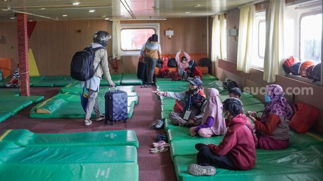 Sejumlah penumpang menaiki KM Dobonsolo di Pelabuhan Tanjung Priok, Jakarta Utara, Selasa (26/4/2022). [Suara.com/Alfian Winanto]