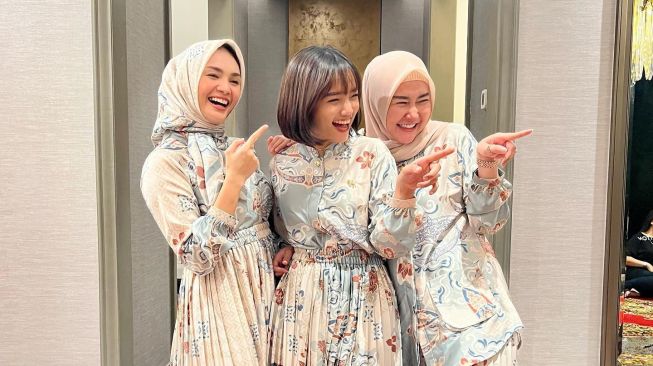 Potret terbaru Fuji dengan rambut pendek berponi (Instagram/@fuji_an)