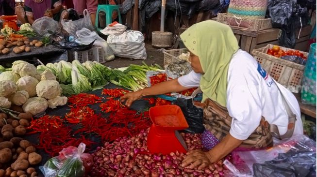 Tercekik Kenaikan Harga BBM, Jeritan Pedagang Pasar Minggu Lebih Pedas Dari Cabai Dagangannya