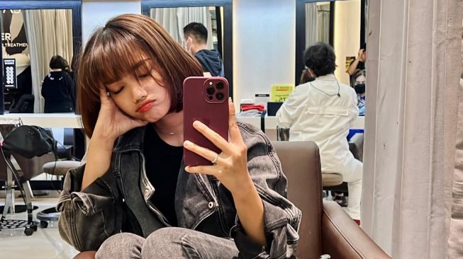 Potret terbaru Fuji dengan rambut pendek berponi (Instagram/@fuji_an)