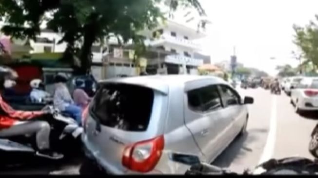 Viral Mobil Neduh di Bawah Pohon Lataran Hidari Panas Saat Tunggu Lampu Merah, Aksinya Bikin Publik Heran