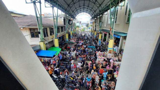 Jelang Lebaran, Pasar Rakyat Tengah di Pontianak Dipadati Warga, Pedagang Kewalahan Hadapi Pembeli