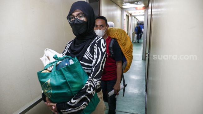 Sejumlah penumpang menaiki KM Dobonsolo di Pelabuhan Tanjung Priok, Jakarta Utara, Selasa (26/4/2022). [Suara.com/Alfian Winanto]