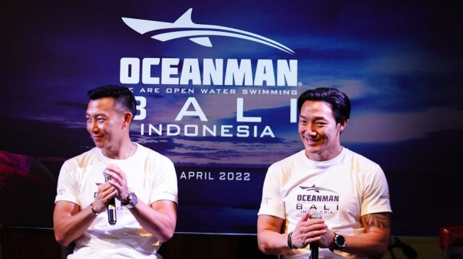 Dua Olimpian Indonesia dari cabang olahraga renang, Albert C Sutanto (kiri) dan Felix C Sutanto kembali menggelar kompetisi renang perairan terbuka, Oceanman di Bali pada 1-2 Juli mendatang. [Oceanman/Istimewa]