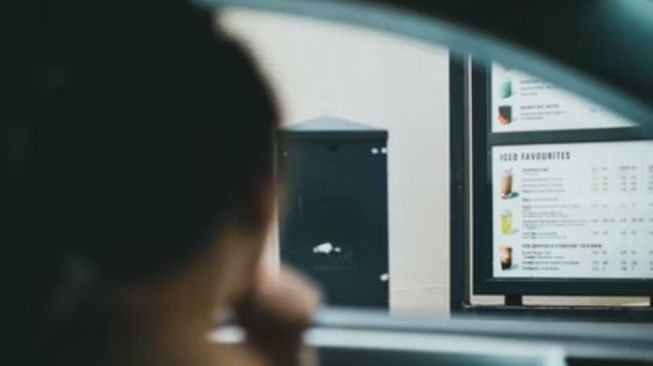 Jajan di Minimarket Drive Thru, Christine Sindoko Pesan Pakai Suara ala Google Maps