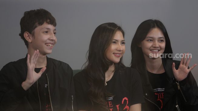 Pemeran film The Doll 3 Montserrat Gizelle, Jessica Mila, dan Zizie Zidane ditemui saat berkunjung ke kantor redaksi Suara.com, Jakarta, Selasa (26/4/2022). [Suara.com/Angga Budhiyanto]