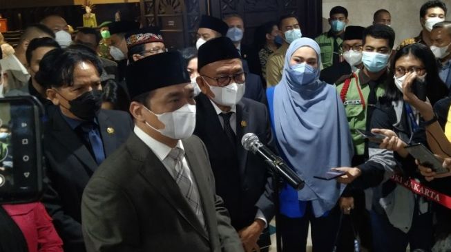 Ketua DPD Gerindra DKI Ahmad Riza Patria (kiri) ketika memberikan keterangan pers usai pengumuman penghentian Wakil Ketua DPRD DKI Mohamad Taufik di Gedung DPRD DKI, Selasa (26/4/2022). [ANTARA/Dewa Ketut Sudiarta Wiguna]