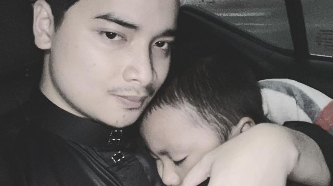 Potret kedekatan Yusuf dengan sang ayah Alvin Faiz (Instagram/@alvin_411)