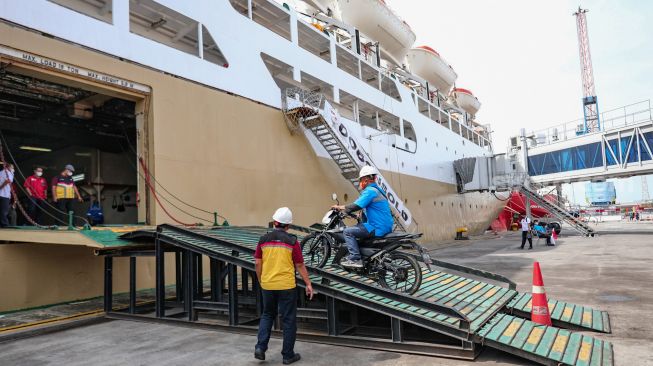 Petugas menaikkan sepeda motor KM Dobonsolo di Pelabuhan Tanjung Priok, Jakarta Utara, Selasa (26/4/2022). [Suara.com/Alfian Winanto]