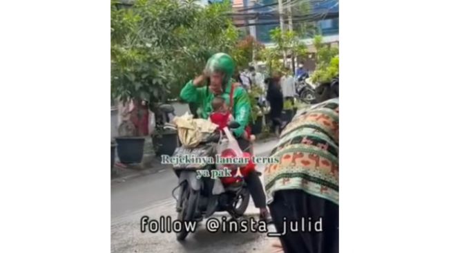 Viral Driver Ojol Curi Perhatian Publik, Kerja Sambil Asuh Dua Anaknya