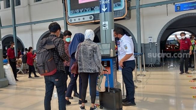 Penampakan pemudik saat berada di Stasiun Pasar Senen, Jakarta Pusat. (Suara.com/Arga)