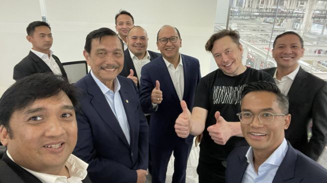 Ketemu Luhut yang Tampil Berjas, Gaya Elon Musk Cuma Kaosan Jadi Perbincangan