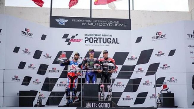 Johann Zarco bersama Fabio Quartararo dan Aleix Espargaro merayakan kemenangan di Portugal (Instagram)