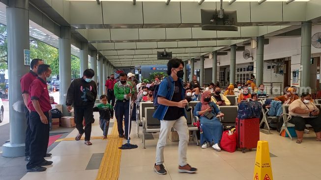 Penampakan pemudik di Stasiun Pasar Senen, Jakarta Pusat. (Suara.com/Arga)