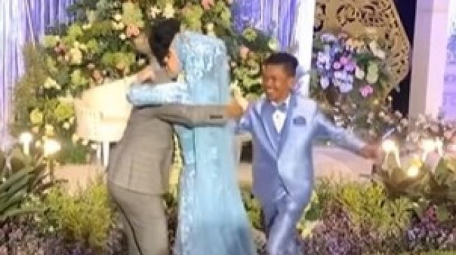 Kejutan dari Suami, Viral Mempelai Wanita Peluk Penyanyi Idola di Hari Pernikahan