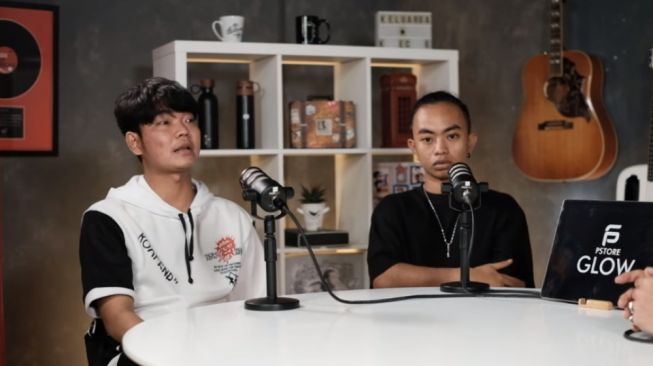 Tri Suaka dan Zinidin Zidan di podcast Anji Manji. (Youtube/dunia MANJI)