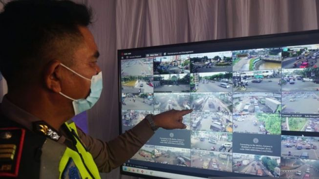 Kepala Unit Pengaturan Penjagaan Pengawalan Patroli (Rajawali) Polres Metro Bekasi Kota AKP Ganda Siburian saat memantau aktivitas mudik melalui CCTV di Pos Polisi Mega Bekasi Hyper Mall, Selasa (26/4/2022). [ANTARA/Asep Firmansyah]