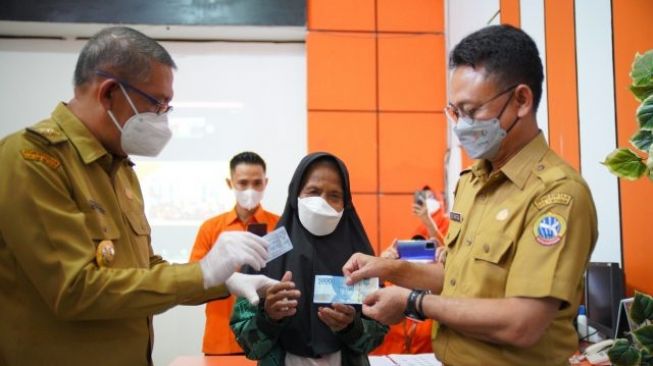 Salurkan BLT di Pontianak, Wali Kota Edi Rusdi Kamtono: Mudah-mudahan Bisa Meringankan Beban Masyarakat