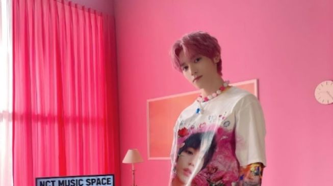 Kelar Konser, Taeyong NCT Balik ke Korea Pakai Kemeja Batik dari Jerome Polin