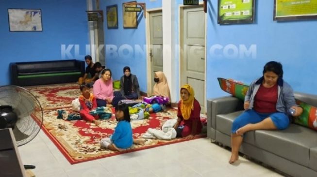 Banjir Makin Tinggi di Bontang, Warga Mengungsi ke Kantor Kelurahan Gunung Elai