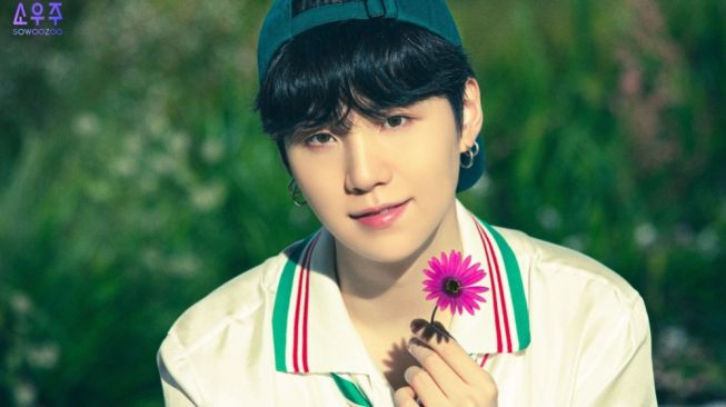 Kejutkan Penggemar, Suga BTS Produseri Title Track untuk Album Terbaru PSY