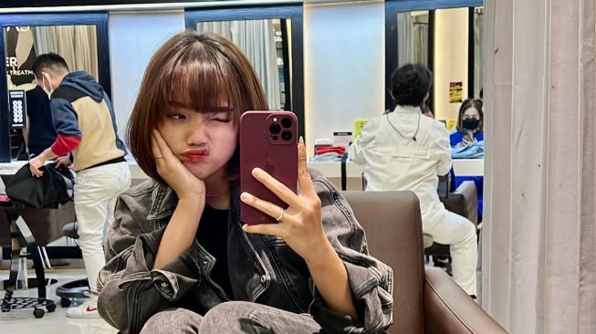 Potret terbaru Fuji dengan rambut pendek berponi (Instagram/@fuji_an)