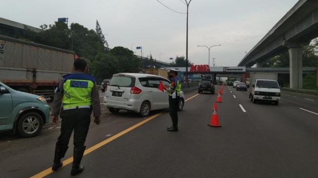 Arus Mudik Lebaran 2022 Mulai Padat, Jalan Tol Layang MBZ Sementara Ditutup