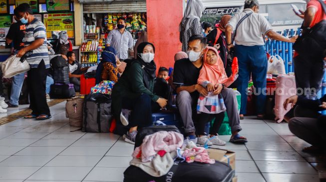 Calon penumpang menunggu jadwal keberangkatan bus antarkota antarprovinsi (AKAP) di Terminal Kampung Rambutan, Jakarta Timur, Rabu (27/4/2022). [Suara.com/Alfian Winanto]