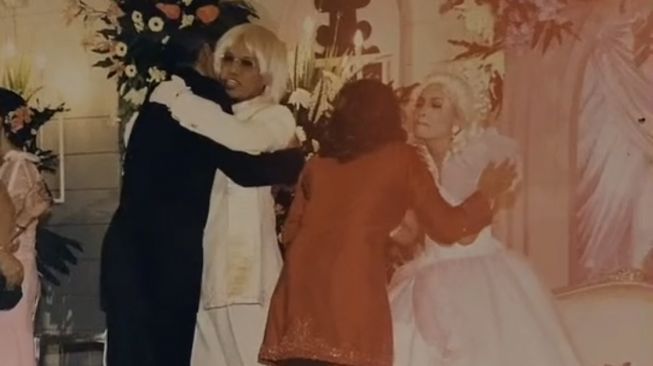Cinta Kuya Pamer Foto Pernikahan Uya Kuya dan Astrid Khairunisha, Netizen: Pernikahan Termewah Pada Masanya