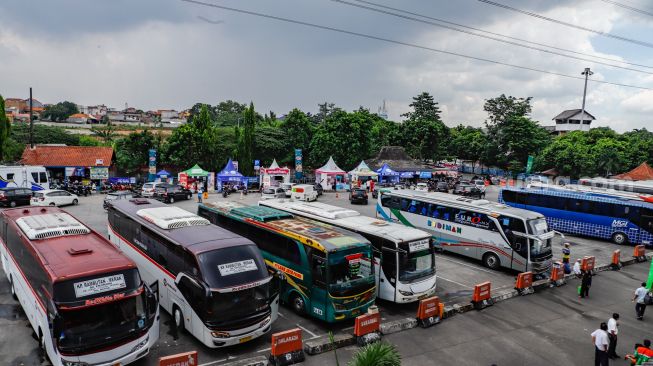 Deretan bus antarkota antarprovinsi (AKAP) berjejer di Terminal Kampung Rambutan, Jakarta Timur, Rabu (27/4/2022). [Suara.com/Alfian Winanto]