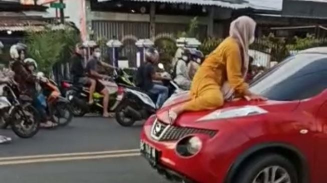 Viral Video Emak-emak Loncat ke Kap Mobil yang Sedang Jalan, Hentikan Pria dan Pelakor