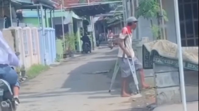 Waspada! Video Viral Pengemis Datangi Rumah Warga, Setelah Sepi Begini Kelakuannya