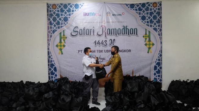 Antam Bagikan Paket Sembako dan Santunan ke Anak Yatim