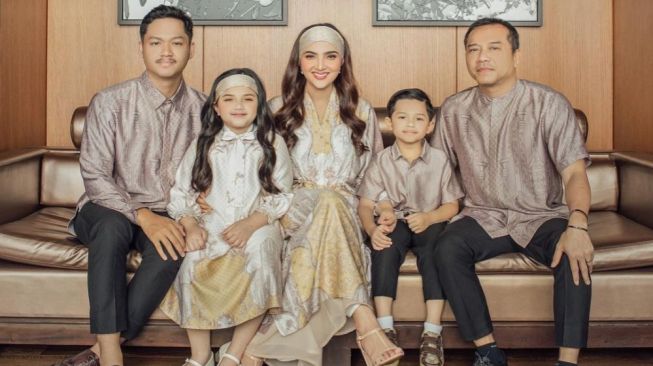 8 Outfit Inspirasi Artis Buat Lebaran, Keluarga Hermansyah Serasi Banget