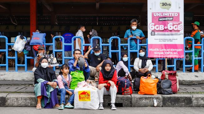 Calon penumpang menunggu jadwal keberangkatan bus antarkota antarprovinsi (AKAP) di Terminal Kampung Rambutan, Jakarta Timur, Rabu (27/4/2022). [Suara.com/Alfian Winanto]