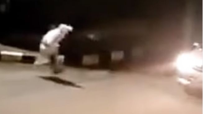 Sosok Pocong Jadi-jadian Ganggu Pemobil dan Pemotor yang Melintas di Jalan, Publik: Demi Konten Otaknya Dibuang