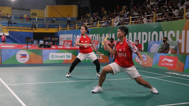 Pasangan ganda putri Indonesia, Siti Fadaia Silva Ramadhanti/Ribka Sugiarto saat menghadapi wakil Korea Selatan Kim Soyeong/Kong Heeyong dalam babak pertama Badminton Asia Championships (BAC) atau Kejuaraan Asia 2022 di Muntinlupa Sports Complex, Manila, Filipina, Rabu (27/4/2022). [PBSI]